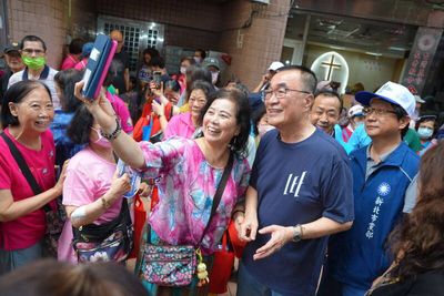 滿場土城鄉親高喊凍蒜力挺 李四川與里長嗨唱：愛拚才會贏
