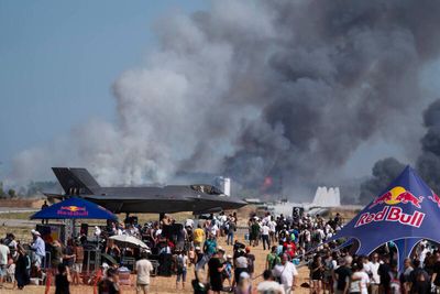 衝場墜機爆炸畫面曝！希臘航空展F-4戰機墜毀 2飛官生死未卜