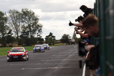 BTCC Croft: Cook dominates qualifying race