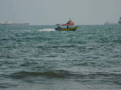 US military says destroys Iranian oil tankers after missile attacks
