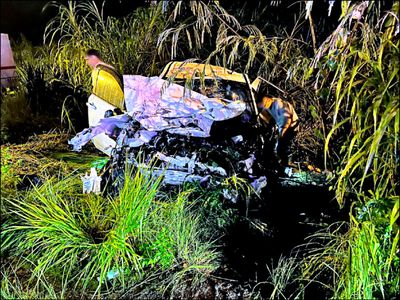 貨車天雨滑衝對向 撞爛休旅車 嬤孫雙亡