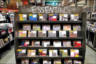 中英對照讀新聞》CDs make a comeback, boosting US recorded music revenue CD銷售回升，提高美國錄製音樂營收
