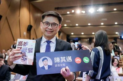 參加陳其邁新書簽書會 賴瑞隆笑喊「以後麥克風越拿越大支、電話還是要接」