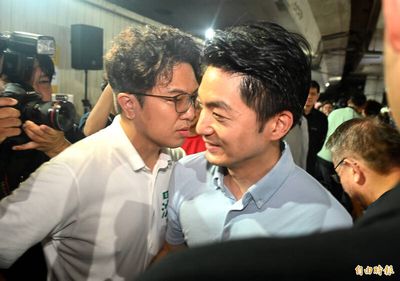 與蔣萬安同場握手！耳邊悄悄話講什麼？ 沈伯洋親揭內容