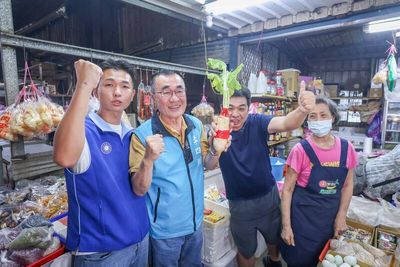 李四川三峽市場雨中拜票 感受鄉親「凍蒜」支持溫暖