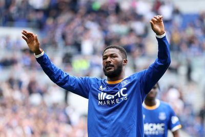 Everton 2-2 Manchester United: Ainsley Maitland-Niles scores stunning stoppage-time equaliser