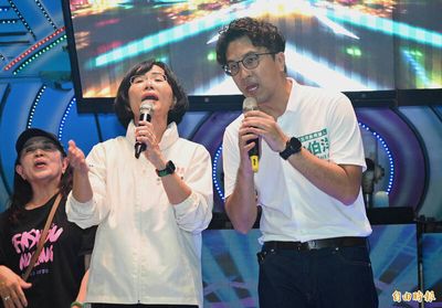 蘇巧慧同台沈伯洋 嗨唱粉紅超跑「進喔進喔～」