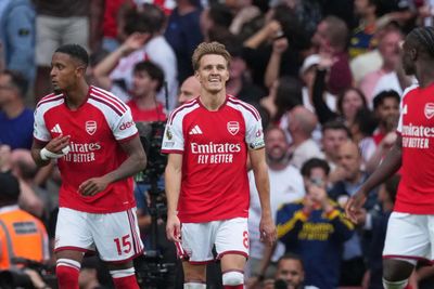 Arsenal rallies to 2-1 win against Chelsea and Man United drops more points in the Premier League