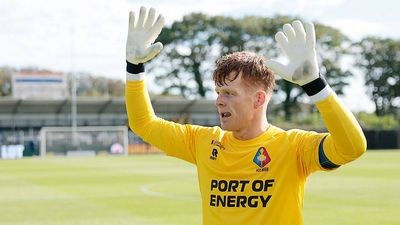 Goalkeeper, Son of Barcelona Legend, Scores Twice for Crucial Result in Eredivisie