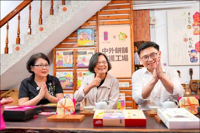 支持庇護員工 小英、賴瑞隆體驗製餅