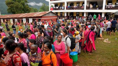 Crue en Himalaya: entre le deuil et le besoin de tout reconstruire, les rescapés plongés dans l'incertitude