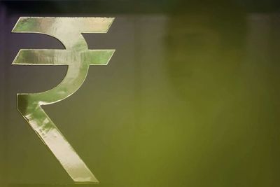 Rupee ends flat, hemmed in by RBI intervention, oil pangs