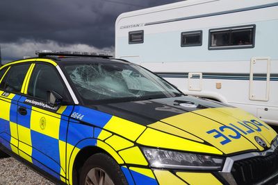 Vehicles damaged and police officers injured in anti-migration stand-off