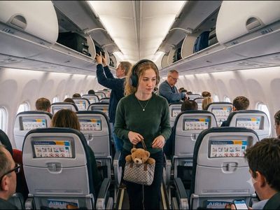 Psychology says people who use extra-large headphones on flights aren't necessarily antisocial: What this habit may mean?