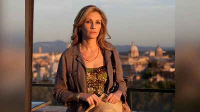 In 2007, Julia Roberts built a solar-powered Malibu home using recycled materials and sustainable wood. 19 years later, her eco-friendly choices still shape how she lives