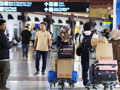 Jakarta airport, four others reopen as Anak Krakatau ash disrupts air travel