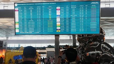 Flights gradually resume in Indonesia after volcanic eruption forced two-day suspension