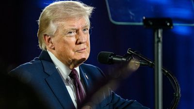 Donald Trump reportedly hands out hot dogs to Secret Service agents at his golf club. Then his business sends the government the bill: ‘So weird’