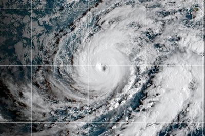 Hawaii's western islands hit by fierce winds and heavy rain from Hurricane Lowell