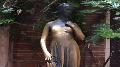 La Casa Di Giulietta: Tourists rub bronze Juliet for luck; original now sits behind glass