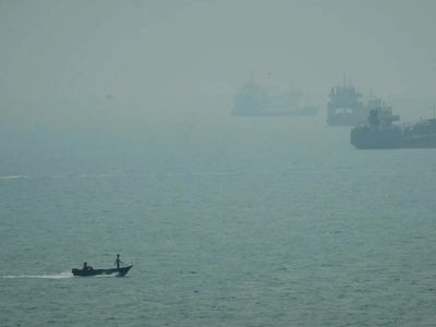 US destroys 5 Iranian crude oil tankers following attacks on navy warship