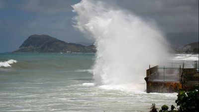 Hurricane Lowell leaves at least one dead, knocks out power in Kauai County