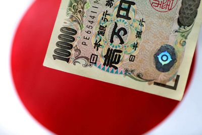 Global Market: Yen carry trade under pressure as currency surge raises unwind fears