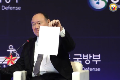 Furious Philippine official reads out note ‘from China’ slipped to him during speech