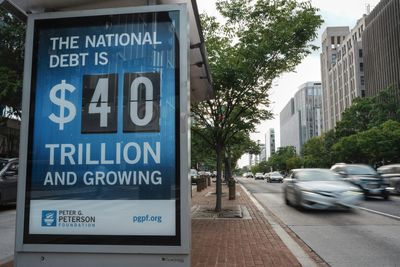U.S. national debt increased by $5.1 million a minute for the past year, says Congress's economic committee—amounting to $117,279 for every American