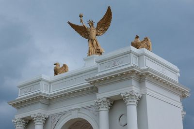 Veterans ramp up their fight on Trump’s ‘appalling’ triumphal arch next to Arlington National Cemetery