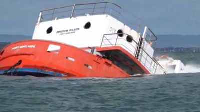 Retired 40-metre dredger sunk off Adelaide to create new artificial reef