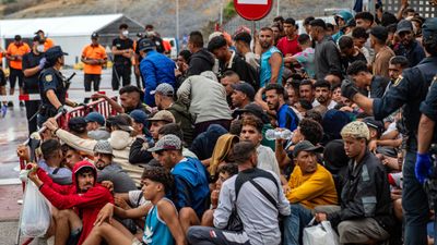 وثائق تكشف تحذيرات مخابراتية إسبانية للمغرب يوما قبل تدفق المهاجرين إلى سبتة