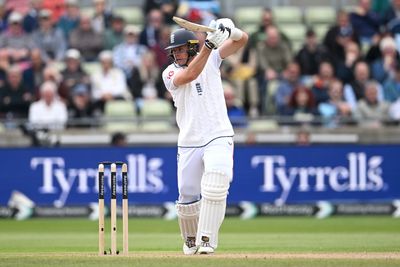 England batter defies dislocated finger to shine against Pakistan