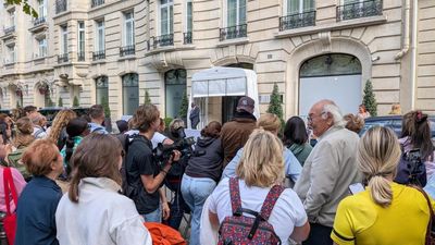 "Si tu l’aimes, tu te déplaces" : à Paris, les fans de Céline Dion font le voyage pour leur idole