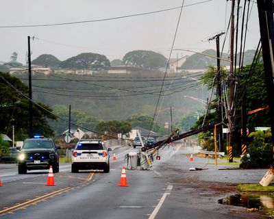 Weather tracker: Hurricane Lowell pounds Hawaii’s western islands
