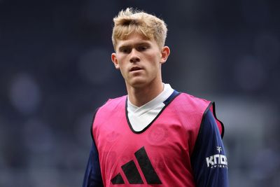 Man United summer transfer target signs new contract with Premier League rivals