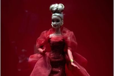 Australian Influencer's Extreme 'Barbie Waist' Lets Boyfriend Wrap Hands Around It But Doctors Warn of Organ Damage