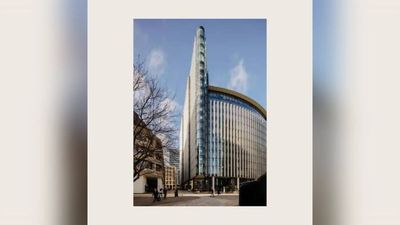 In 2018, Deloitte redesigned London's New Street Square with around 6,300 plants and 600 sit-stand desks. 8 years later, 365 bike spaces and a 1,100m² gym have reshaped office life