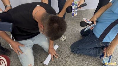 輾斃護理師嫌犯辯「被嘲笑才撞人」！陳家靈堂拉白布下跪：精神病不能當藉口