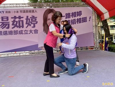湯茹婷搶佔灘頭堡 單膝跪地接受曾麗燕披綵帶