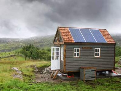 17-year-old British carpentry apprentice began building a small 12.5-sq-m trailer home from reclaimed materials; within three years, he owned it debt-free after spending just £6,000