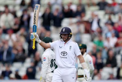 Joe Root steers England home to end turbulent summer with Pakistan clean sweep