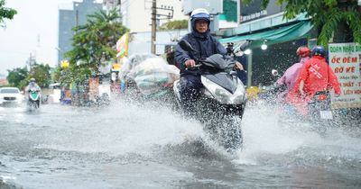 Mưa không lớn nhưng triều cường dâng cao, nhiều đường TP.HCM ngập lênh láng