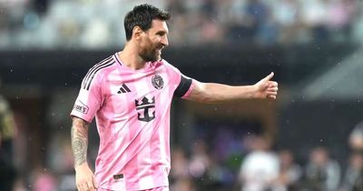 Ronaldo 'đứng hình' ở 979 bàn, Messi ghi bàn thắng thứ 928