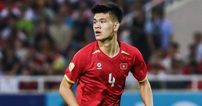 Trung vệ Đinh Quang Kiệt, tuyển thủ bóng chuyền Thanh Thúy cầm cờ đoàn thể thao Việt Nam tại Asiad 2026