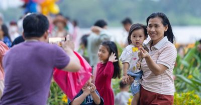Cha mẹ nên 'nắm' và 'buông' thế nào để con tự muốn cố gắng?