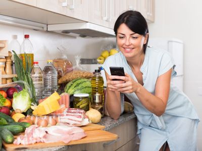 Video Commerce and Shoppable Recipes: Turning TikTok and Instagram Feeds Into Virtual Grocery Carts