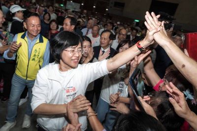 蘇巧慧出席吳秉叡「秉友會」交接 3000鄉親高喊「新莊出市長」