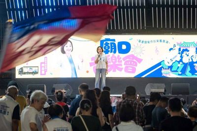 柯志恩到新興區喊讓中央公園成高雄驕傲 鄭孟洳糾錯：是在前金區
