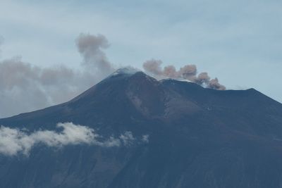Mount Etna ash forces popular Italian airport to close again